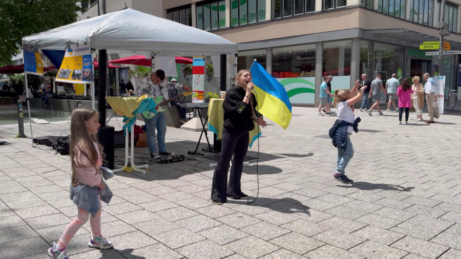 Ukrainische Sängerin singt bei einer Spendenaktion