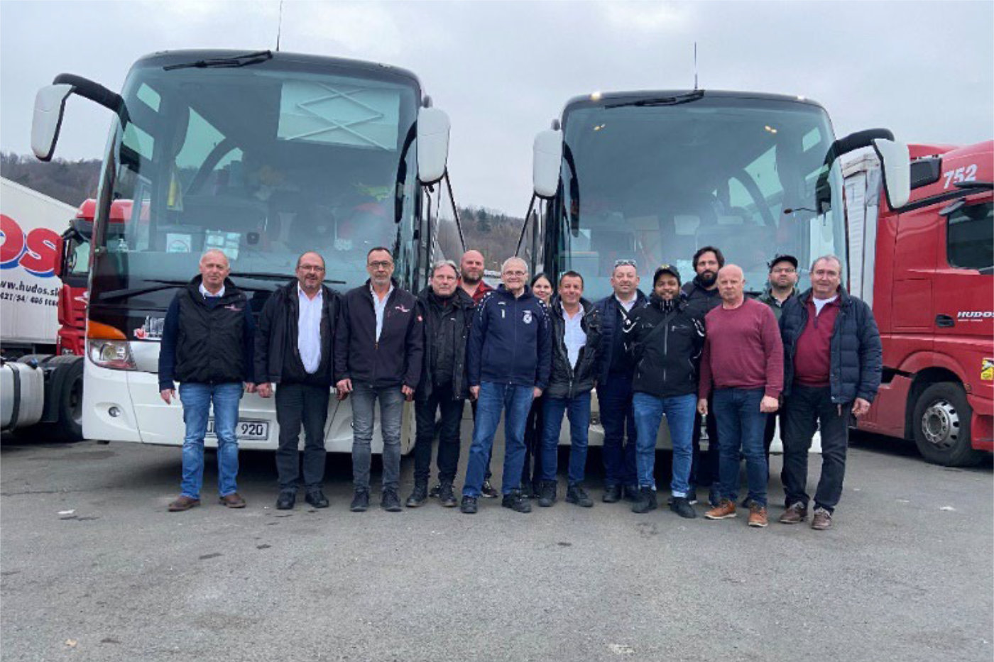 Buskonvoi mit Hilfsgütern an der Grenze