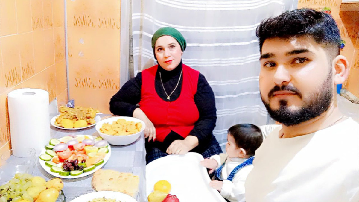 Kind lächelt nach Ankunft in Unterkunft